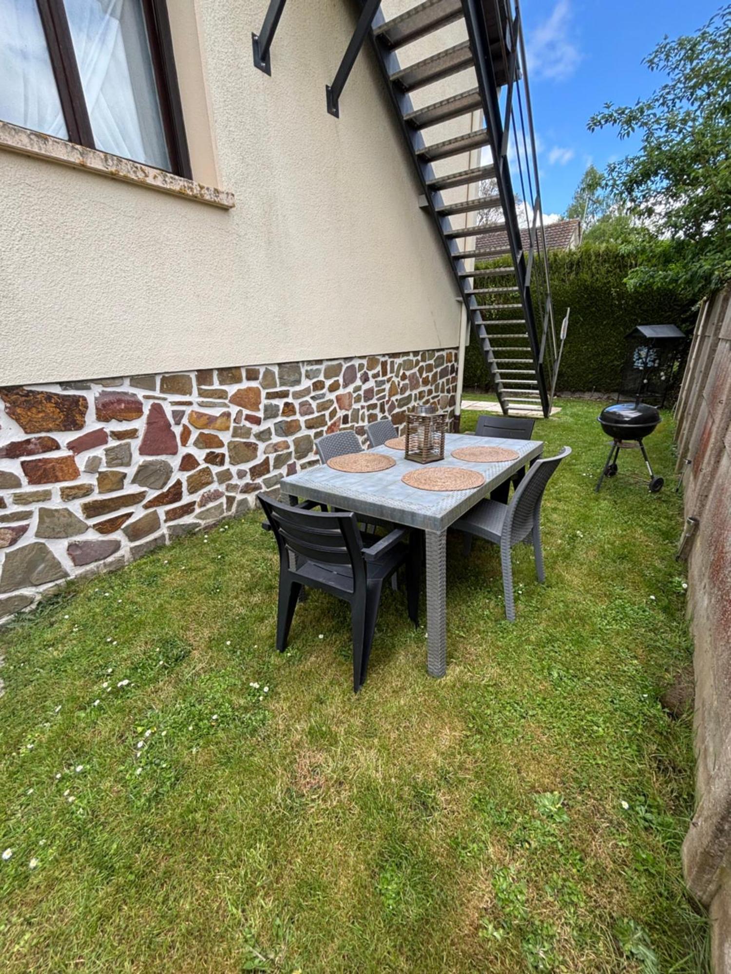 Une Ambiance Cosy Avec Jardin Privatif Nassandres Exterior photo